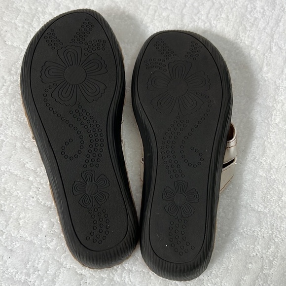 Cliffs carnation cushion white thong leather sandals with floral detail 7.5 - Picture 9 of 10